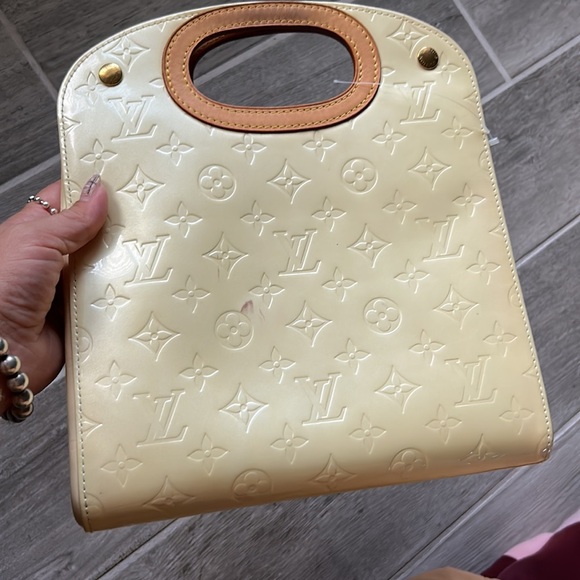 Louis Vuitton monogram vernis maple Patent clutch preloved with stains and flaws - Picture 5 of 9